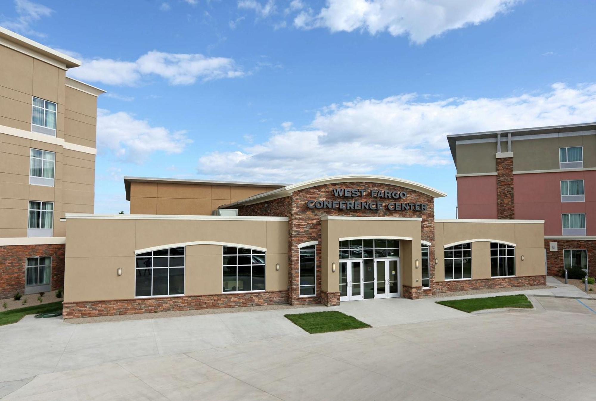 Doubletree By Hilton West Fargo Sanford Medical Center Area Hotel Exterior photo
