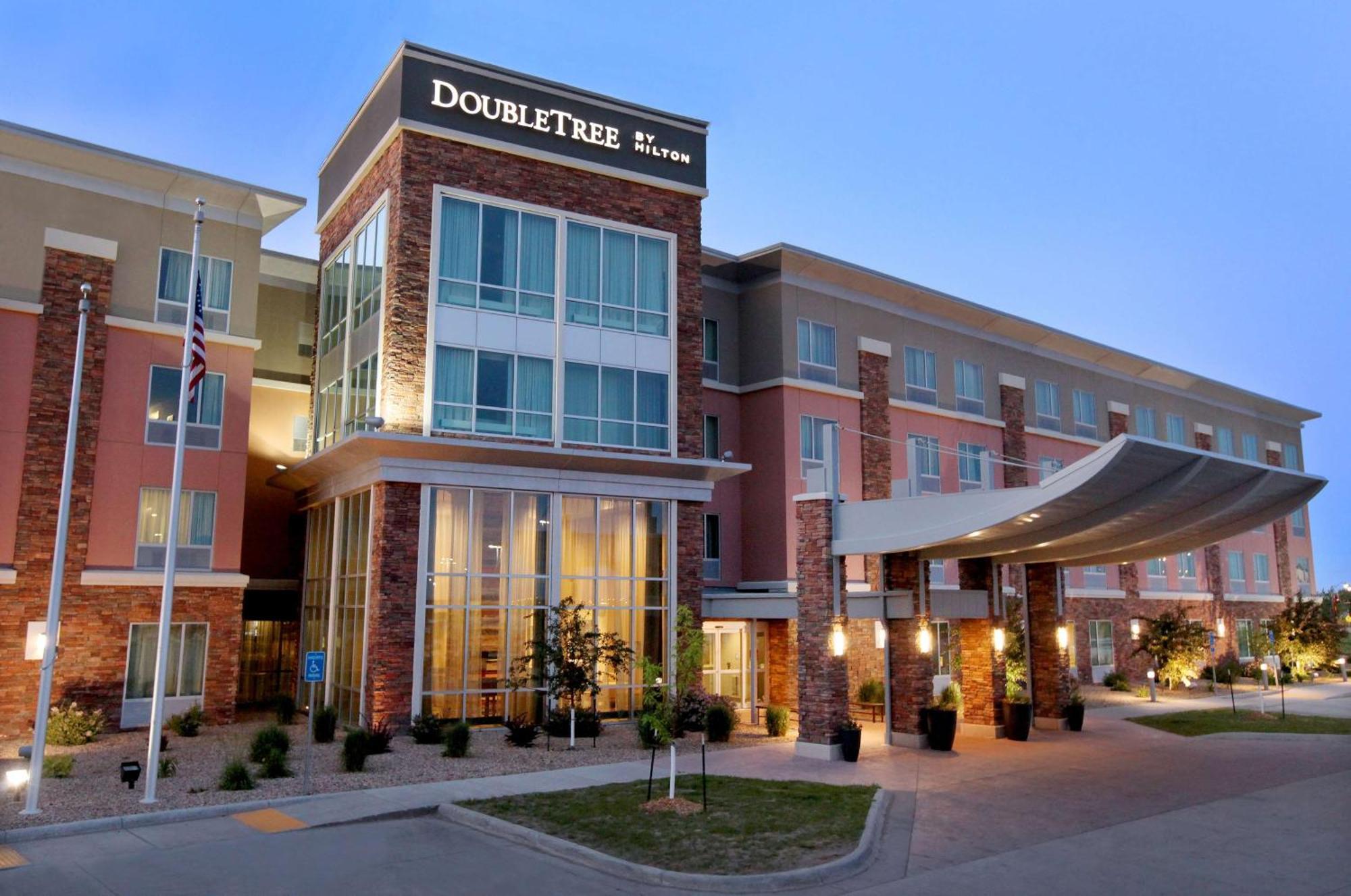 Doubletree By Hilton West Fargo Sanford Medical Center Area Hotel Exterior photo
